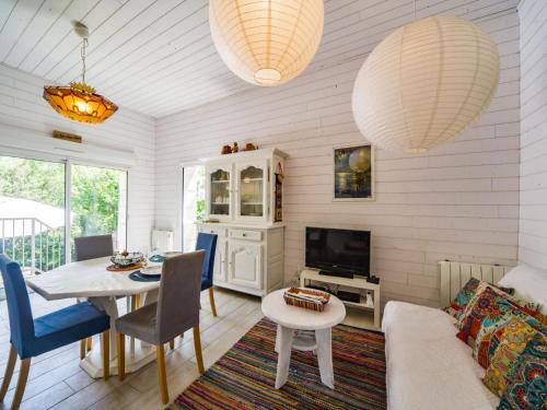 Chissay-en-Touraine House | Holiday Home La petite maison blanche by Interhome