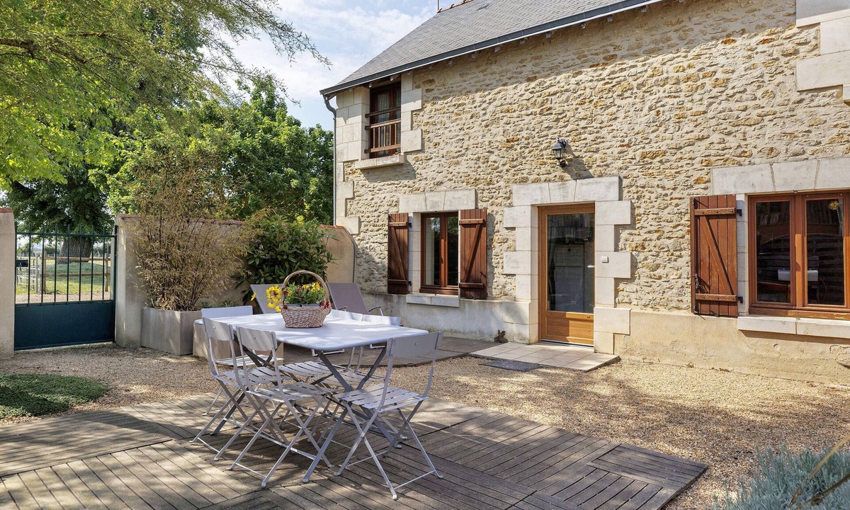 Montreuil-Bellay House | Holiday Home “La Ferme Du Bellay - Côté Cour” with Private Terrace, Wi-Fi & Air Conditioning