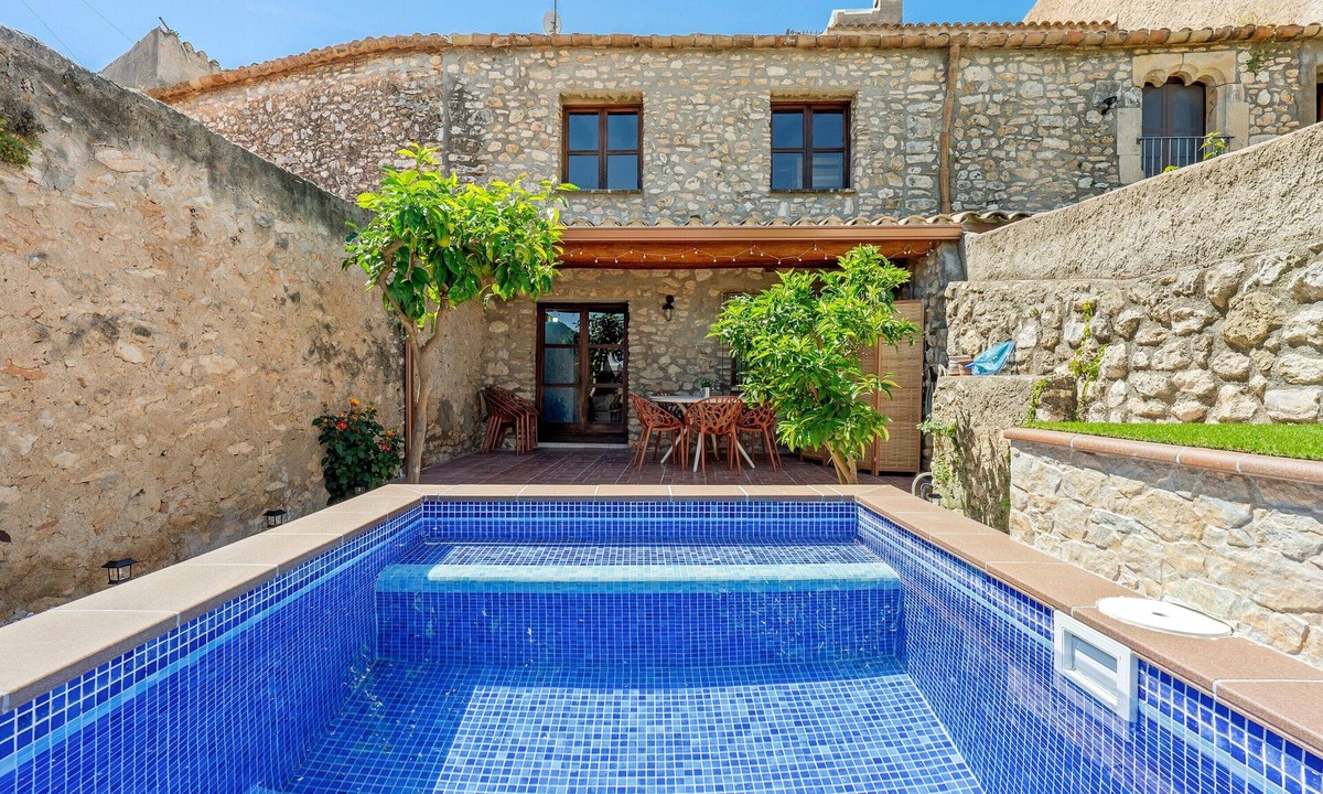 Castellet i la Gornal House | Holiday Home 'La Casa Gran Clariana' with Mountain View, Wi-Fi and Air Conditioning