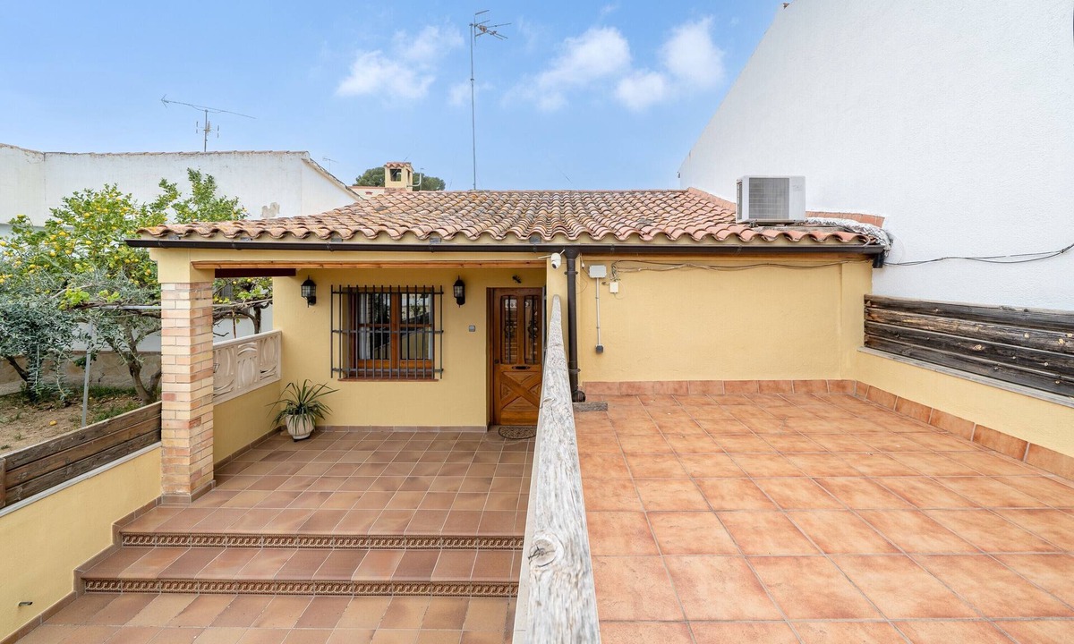 Albinyana House | Holiday Home 'La Casita' with Private Terrace, Wi-Fi and Air Conditioning