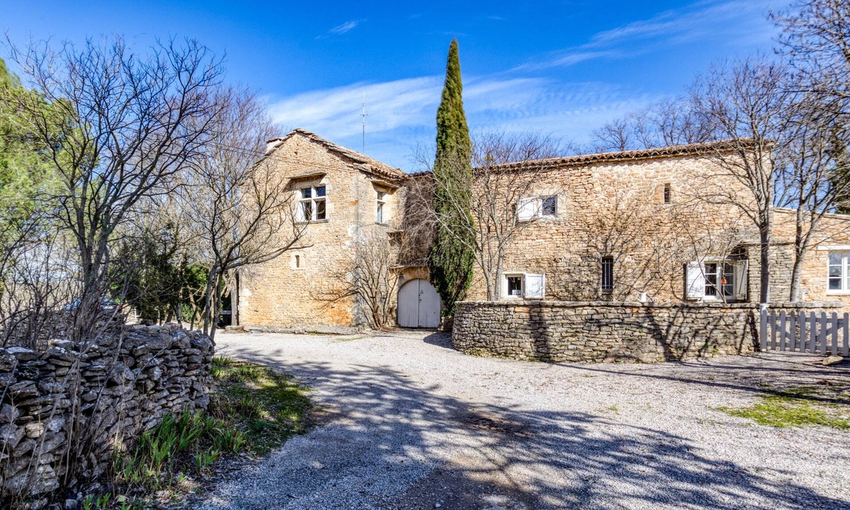 Rouet House | Holiday Home 'La Cours des Anges' with Mountain View, Shared Pool & Wi-Fi