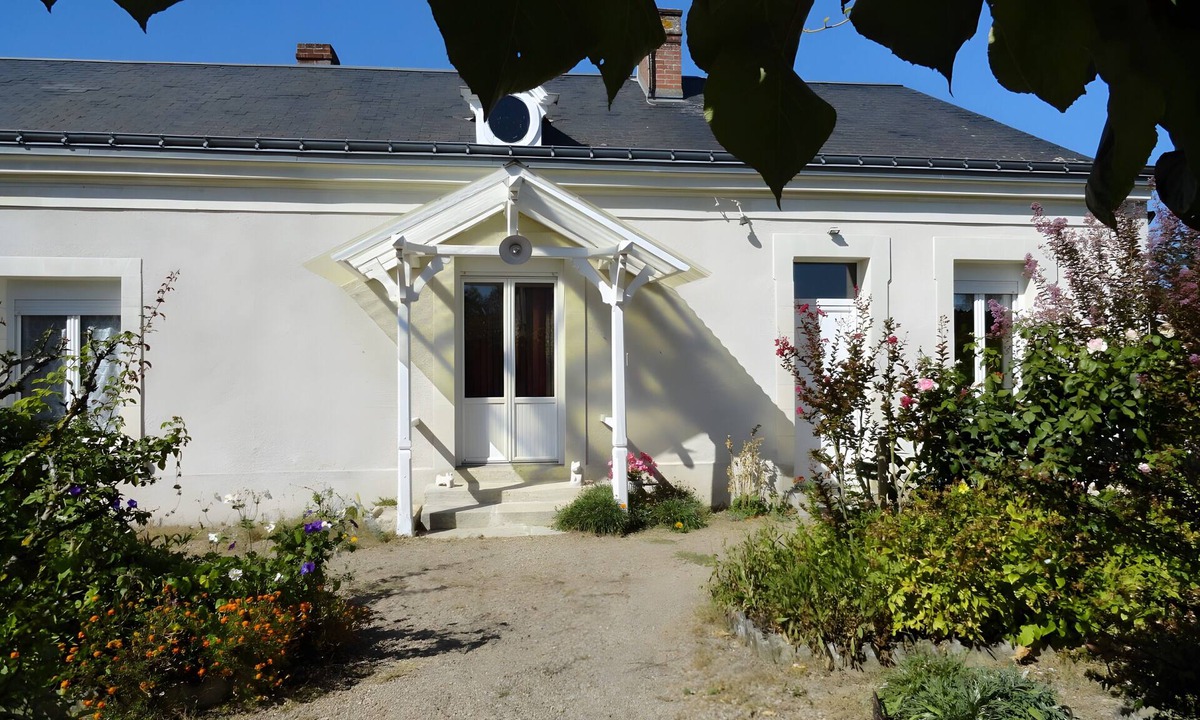Joue-les-Tours House | Holiday Home 'La Bonnetière' with Private Terrace, Shared Garden and Wi-Fi
