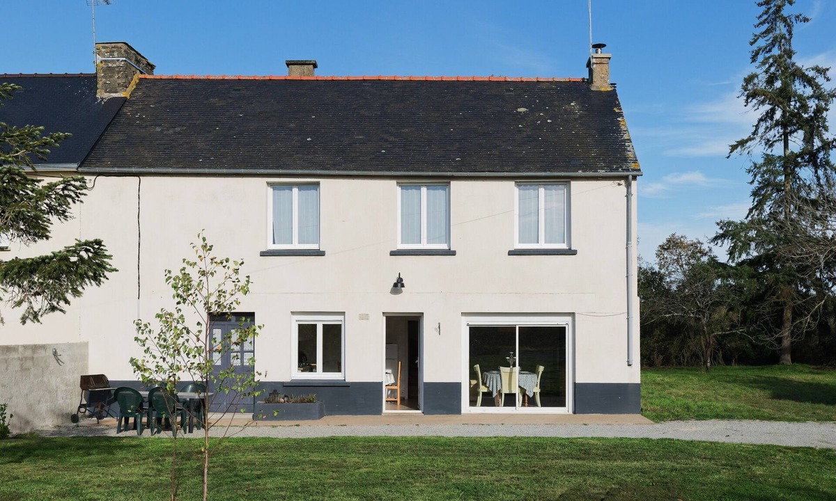 Neant-sur-Yvel House | Holiday Home “La Clairière de Merlin” with Private Terrace, Garden and Wi-Fi