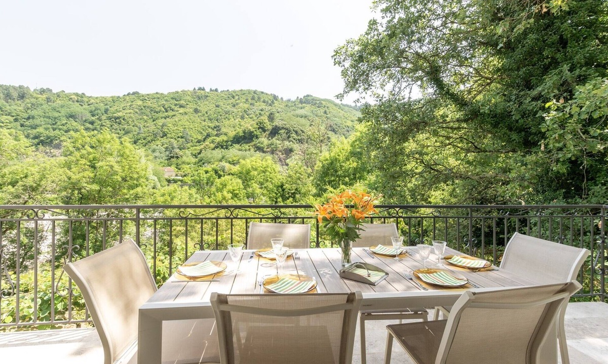 Vals-les-Bains House | Holiday Home “La Clémenguite” with Mountain View, Wi-Fi and Air Conditioning