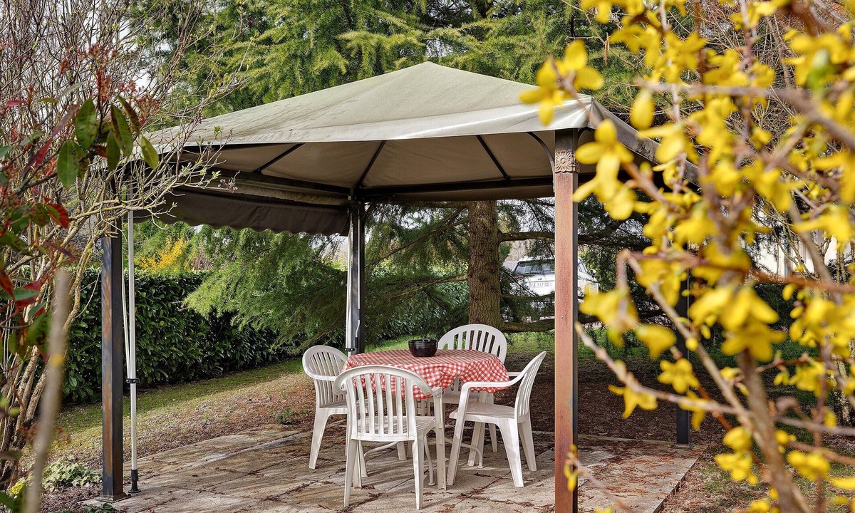 Cerelles House | Holiday Home 'La Gatiniére' with Private Terrace, Wi-Fi and Air Conditioning