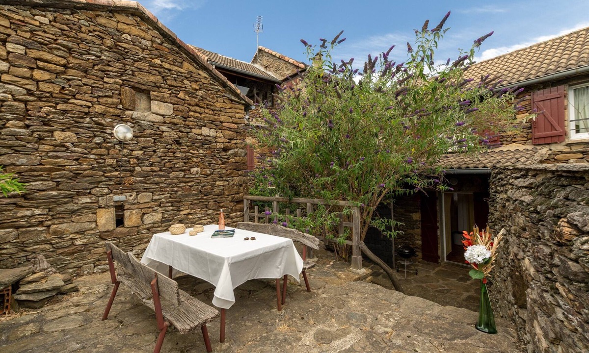 Gravieres House | Holiday Home 'La Grange' with Mountain View, Shared Pool and Air Conditioning