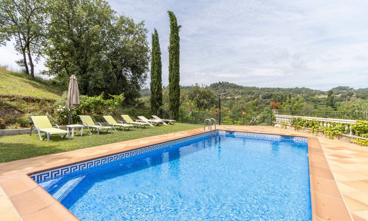 Olvan House | Holiday Home 'La Granja' with Mountain View, Wi-Fi and Air Conditioning