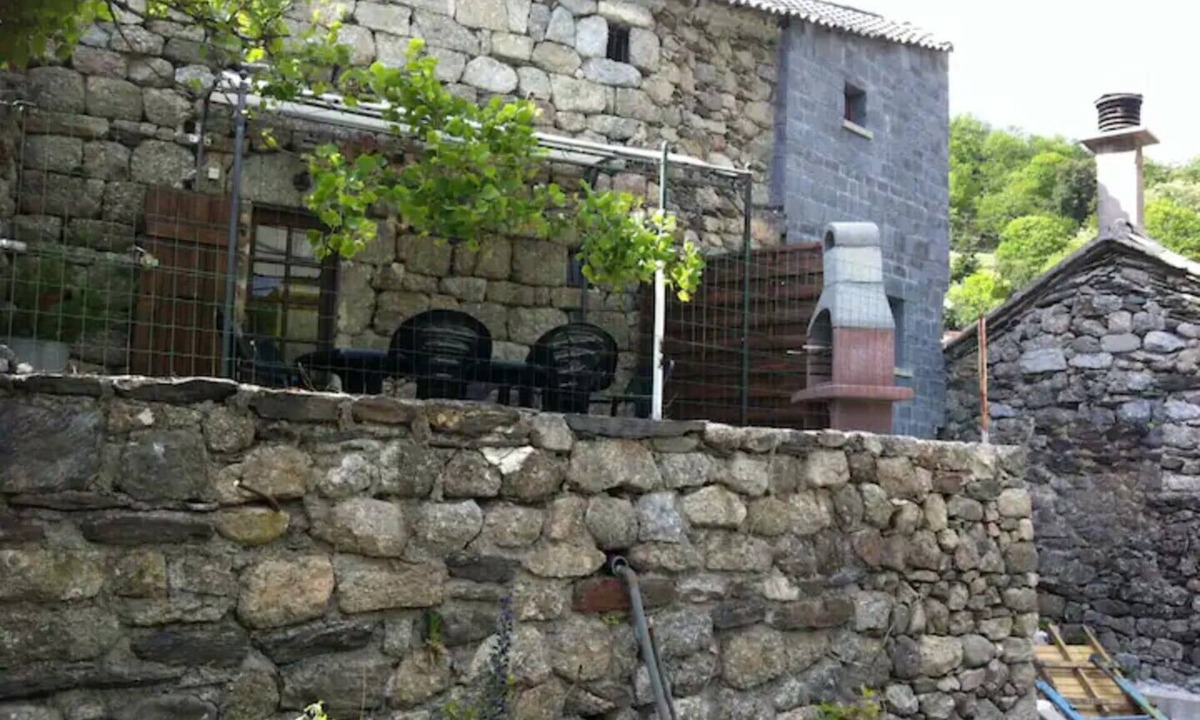 Sablieres House | Holiday Home 'La Jeannette' with Mountain View, Private Pool and Wi-Fi