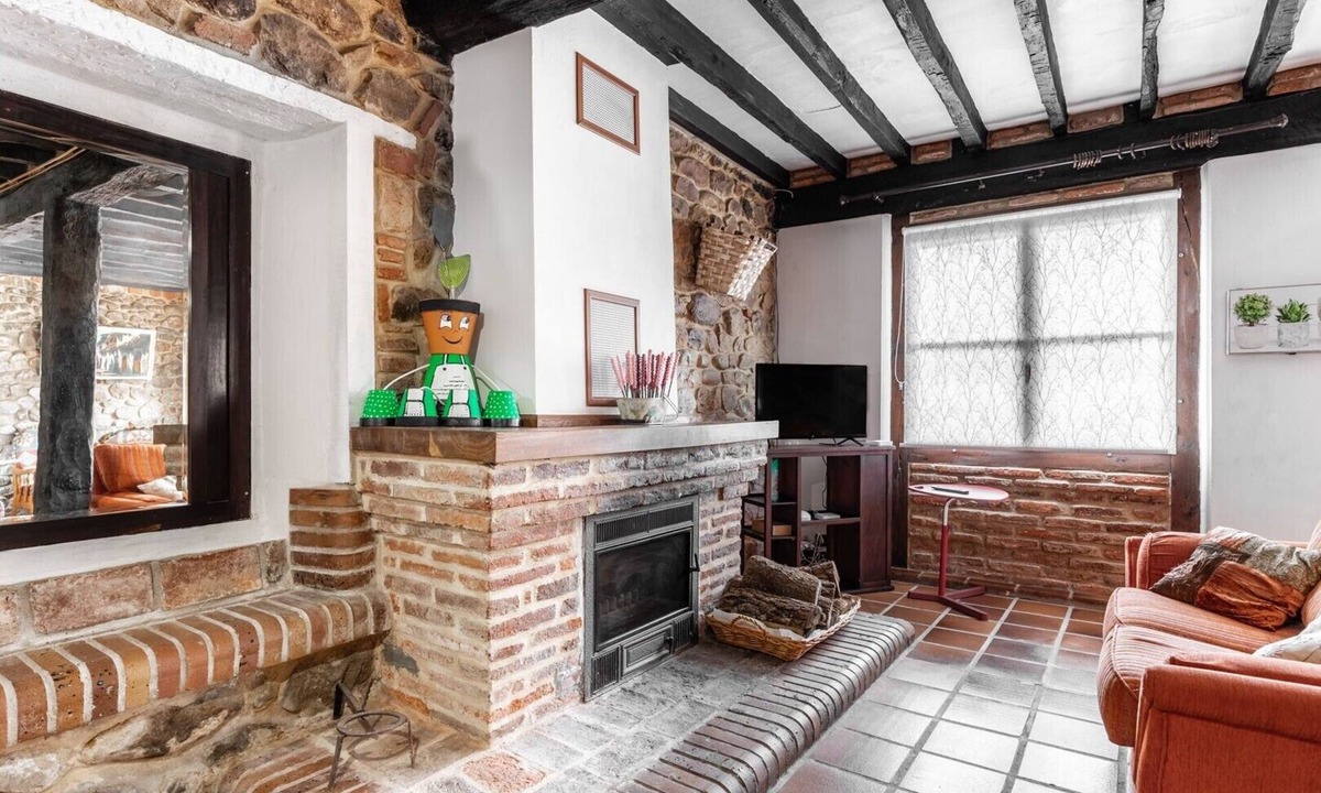 Caranceja House | Holiday Home 'La Jomeruca' with Mountain View, Balcony and Wi-Fi