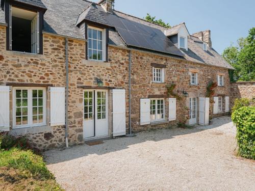 Pleurtuit House | Holiday Home La Longère by Interhome