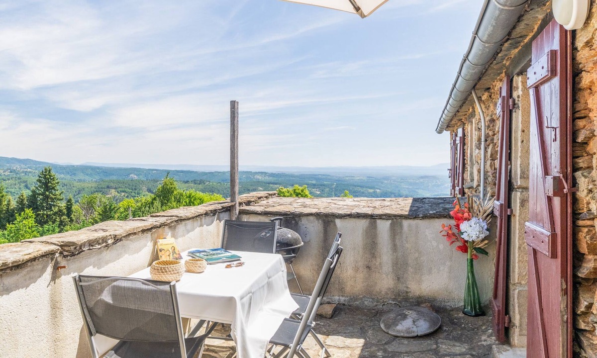 Gravieres Cottage | Holiday Home 'La Magnannerie' with Mountain View, Shared Pool and Air Conditioning