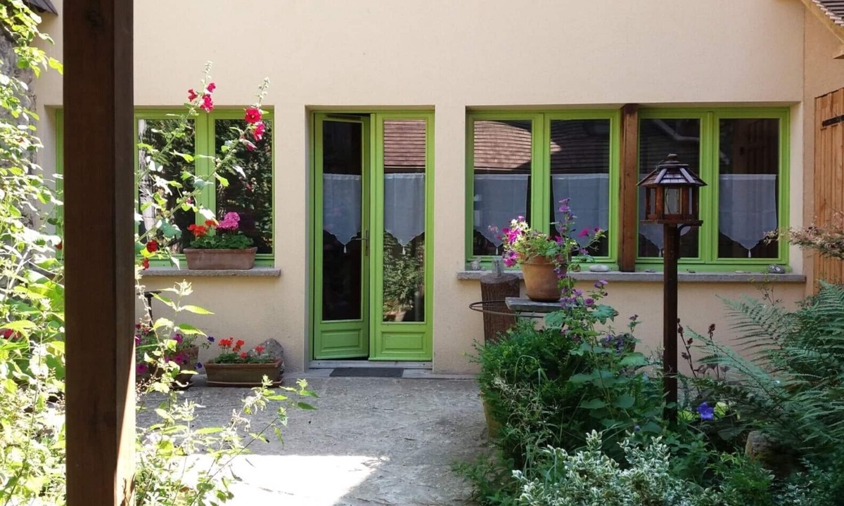 Les Andelys House | Holiday Home “La Maisonnette” with Shared Terrace, Communal Garden and Wi-Fi