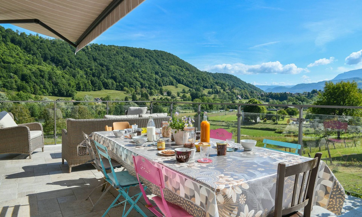 Saint-Bueil House | Holiday Home 'La Maison Dauphinoise' with Mountain View, Wi-Fi and Air Conditioning