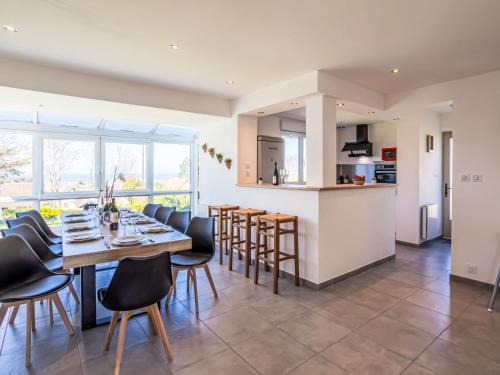 Ver-sur-Mer House | Holiday Home La maison du phare by Interhome