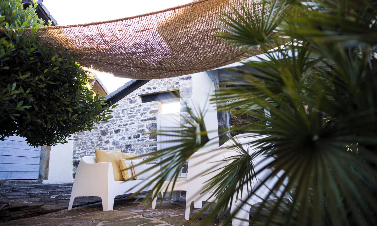Martin House | Holiday Home 'La Maison Charlélie' with Shared Pool, Wi-Fi and Air Conditioning
