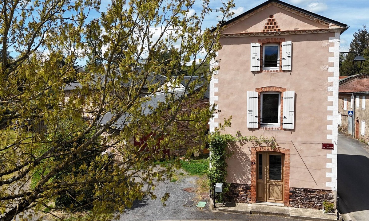 Rayssac House | Holiday Home “La Maison De Germaine” with Private Terrace and Air Conditioning