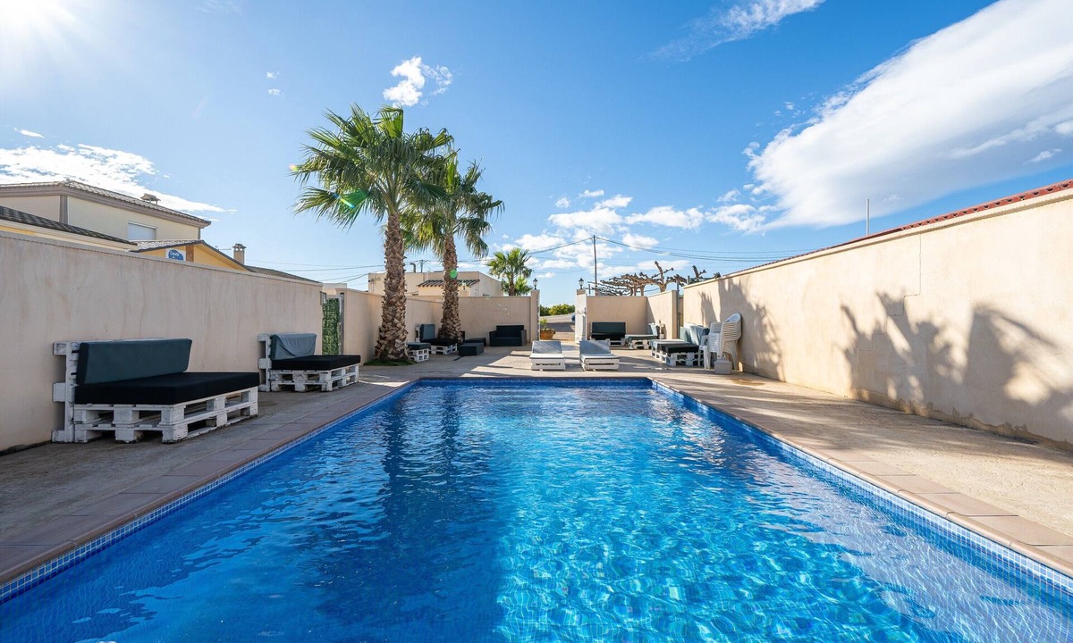 El Ligallo del Ganguil House | Holiday Home "La Marquesa" with Shared Pool, Garden & Wi-Fi