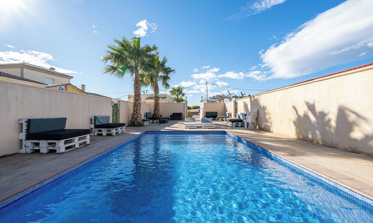 El Ligallo del Ganguil House | Holiday Home "La Marquesa" with Shared Pool, Garden & Wi-Fi