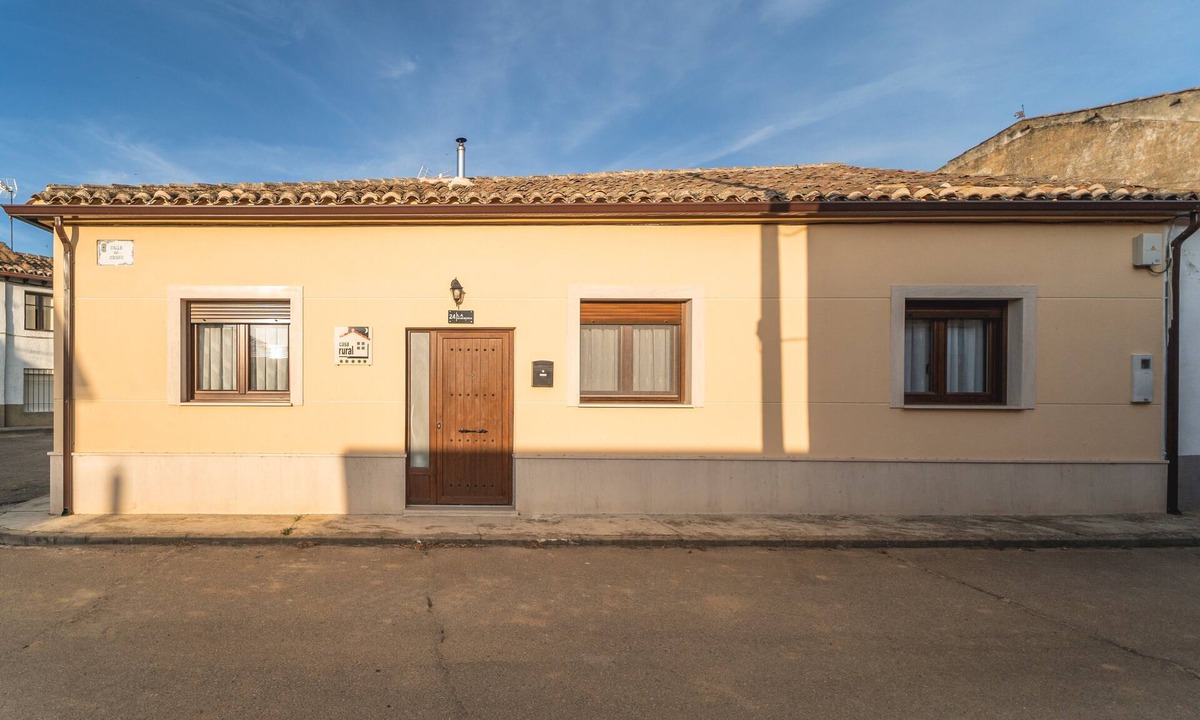 Villaherreros House | Holiday Home 'La Quesería' with Mountain View, Shared Terrace and Wi-Fi