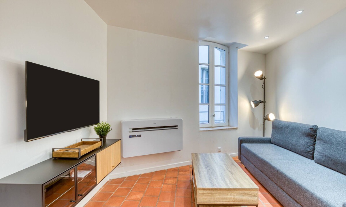 Beziers City Centre House | Holiday Home 'La Reine' with Wi-Fi and Air Conditioning