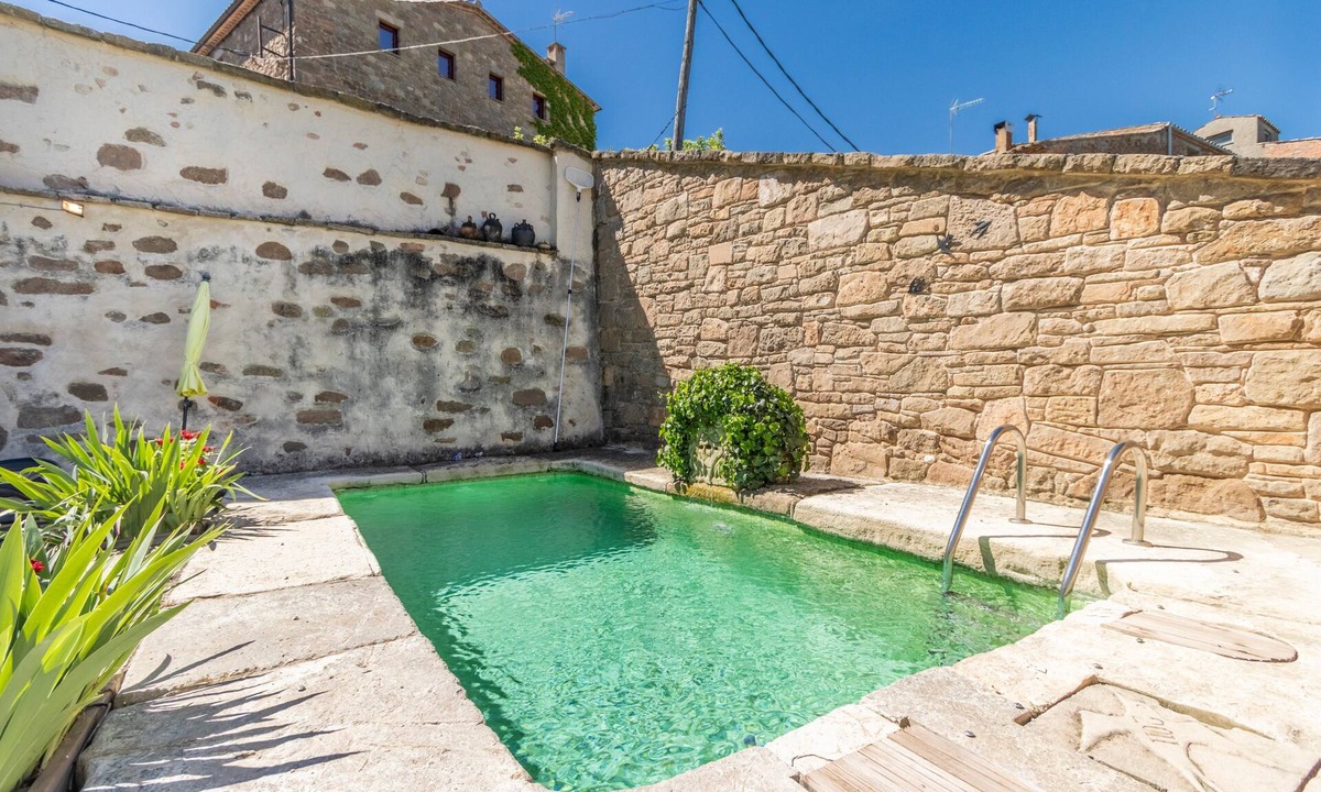 Artesa de Segre House | Holiday Home 'Les Orenetes' with Mountain Views, Wi-Fi and Air Conditioning