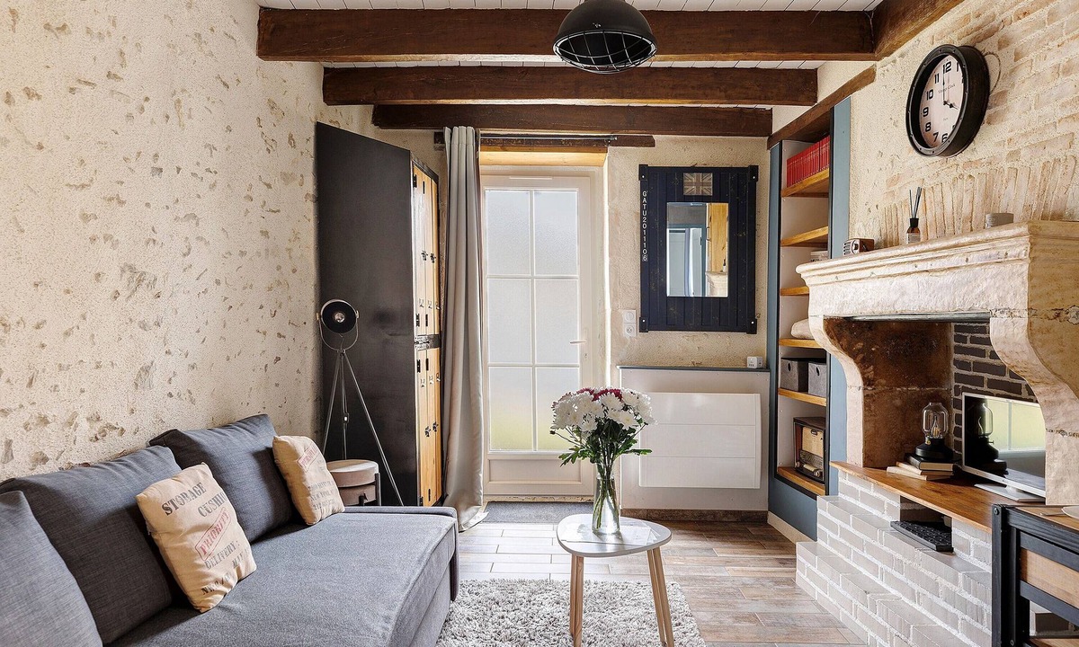 La Puye House | Holiday Home 'Le Gite Aïdan' with Shared Garden and Wi-Fi