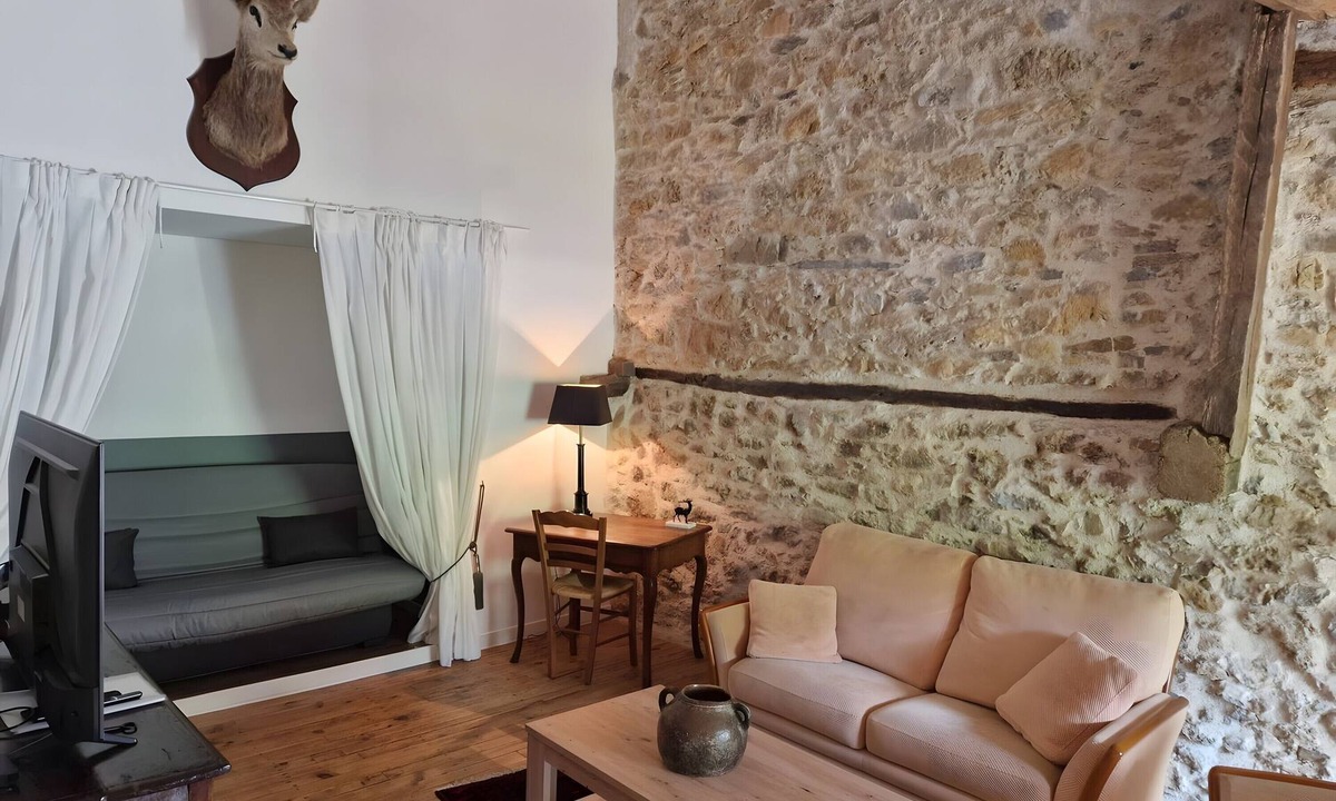 Freychenet House | Holiday Home 'Le Grand Cerf' with Mountain View, Balcony and Wi-Fi
