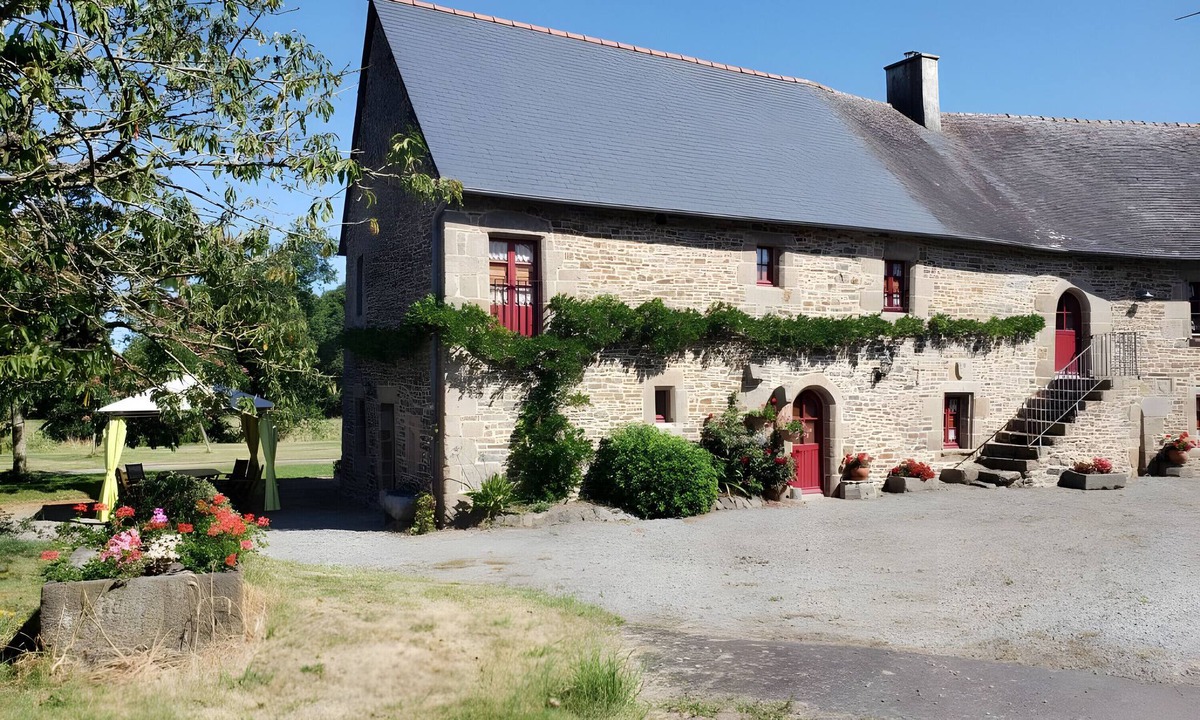 Baguer-Pican House | Holiday Home 'Le Logis d'Aliénor' with Private Garden and Wi-Fi
