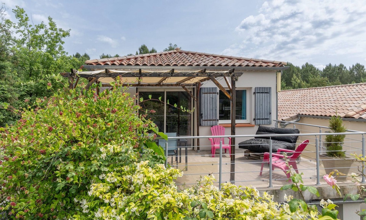 Payzac House | Holiday Home 'Le Pequelet' with Shared Pool, Wi-Fi and Air Conditioning