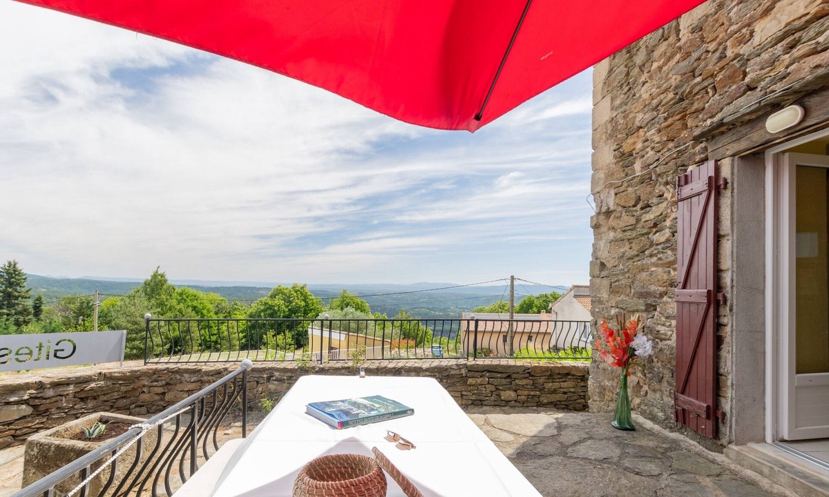Gravieres House | Holiday Home 'Le Rez-de-Chaussée' with Mountain View, Shared Pool and Air Conditioning
