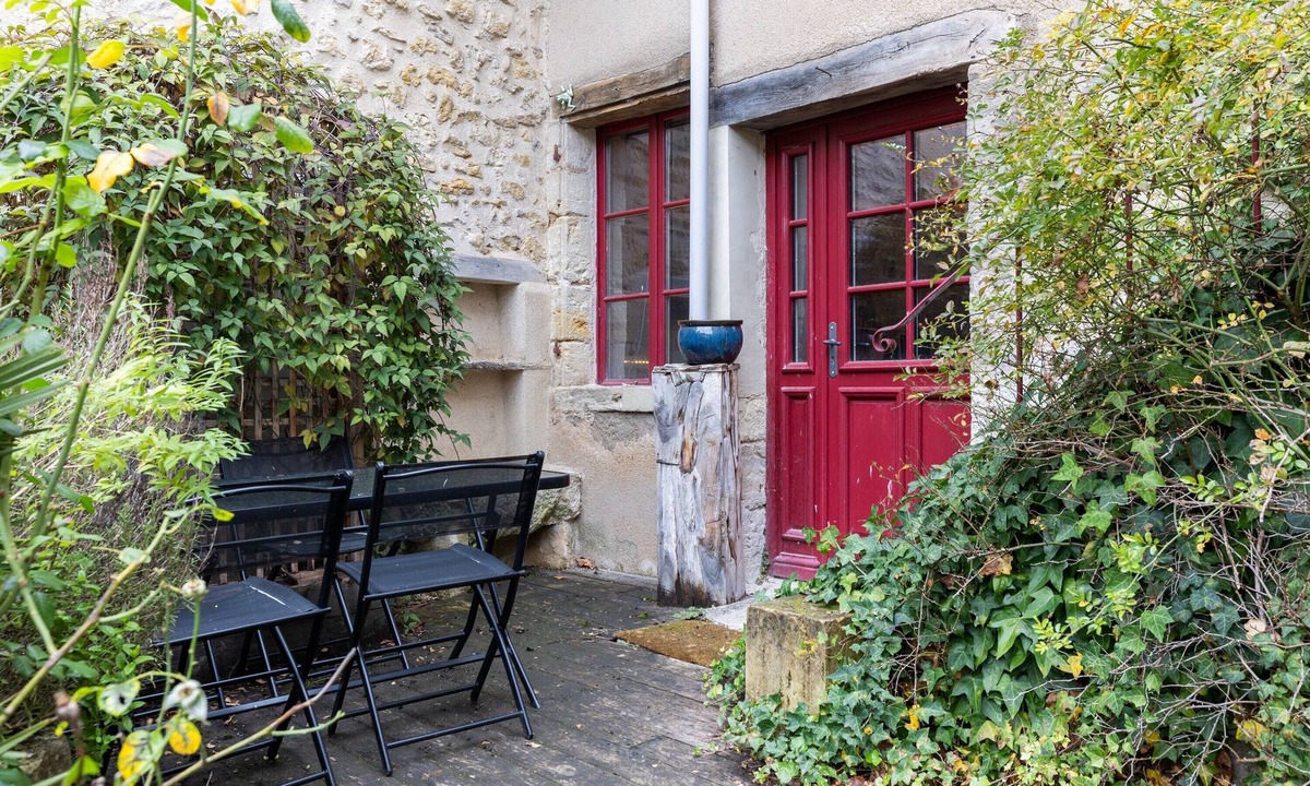 Montresor House | Holiday Home "Le Troglogite Ambraline" with Private Terrace, Private Garden, and Air Conditioning