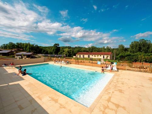 Marminiac House | Holiday Home Les Hameaux de Pomette-Chalet 4 pers- by Interhome