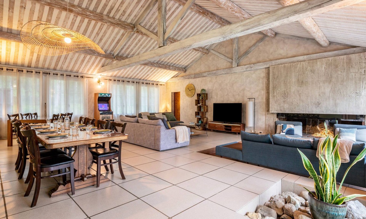 Barbazan House | Holiday Home “Les Pyrénées Au Bord De l’Eau” with Lake View, Private Terraces & Wi-Fi