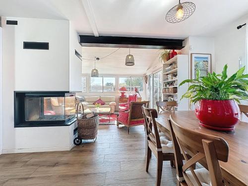 Les Moutiers-en-Retz House | Holiday Home Les Rainettes by Interhome