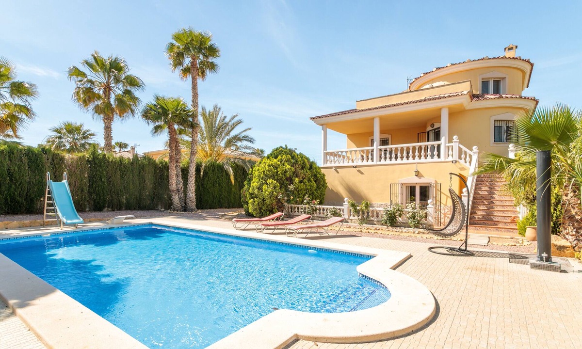 Mutxamel House | Holiday Home 'Limonita' with Private Pool, Wi-Fi and Air Conditioning