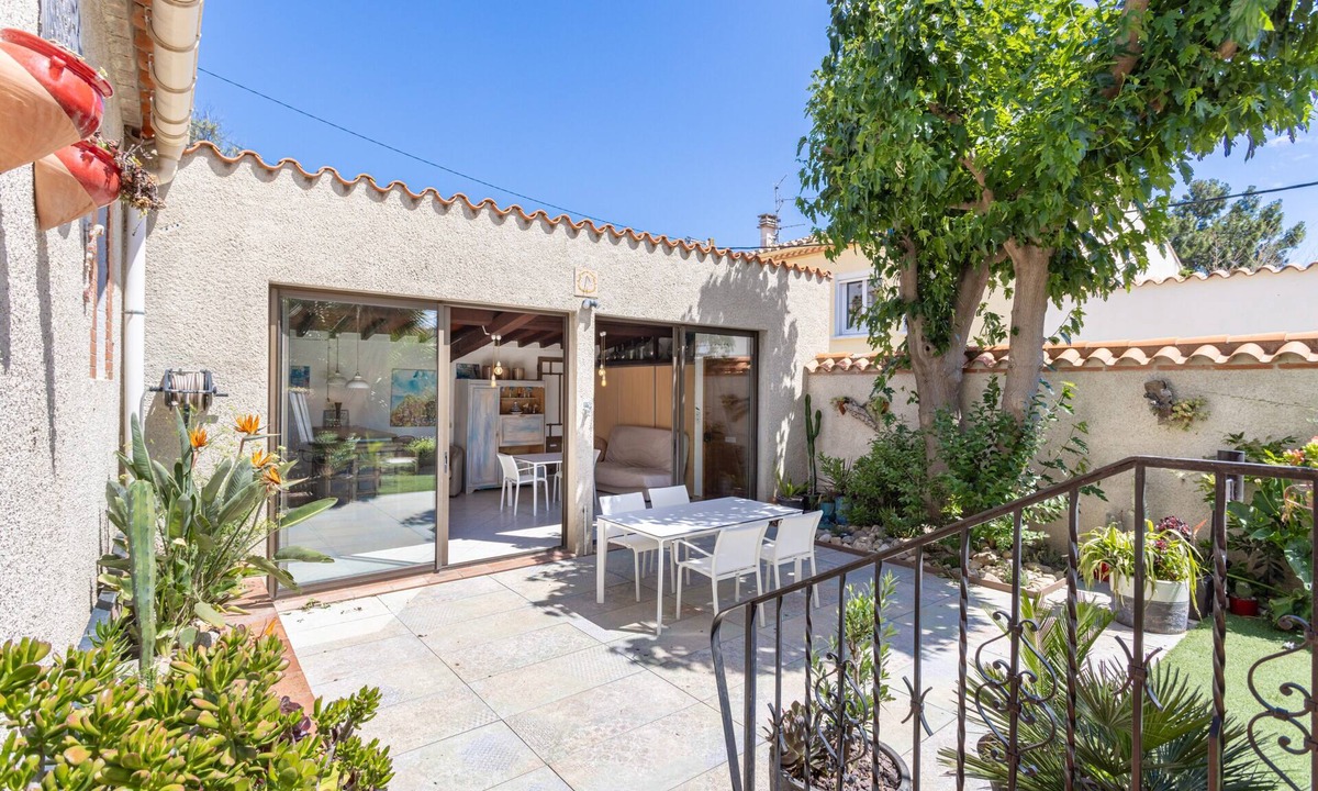 Villemolaque House | Holiday Home 'Lina' with Private Terrace, Wi-Fi and Air Conditioning