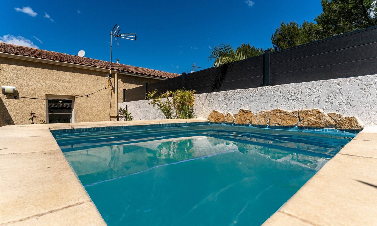 Uchaud House | Holiday Home 'Loft Des Cigales' with Private Pool and Private Terrace