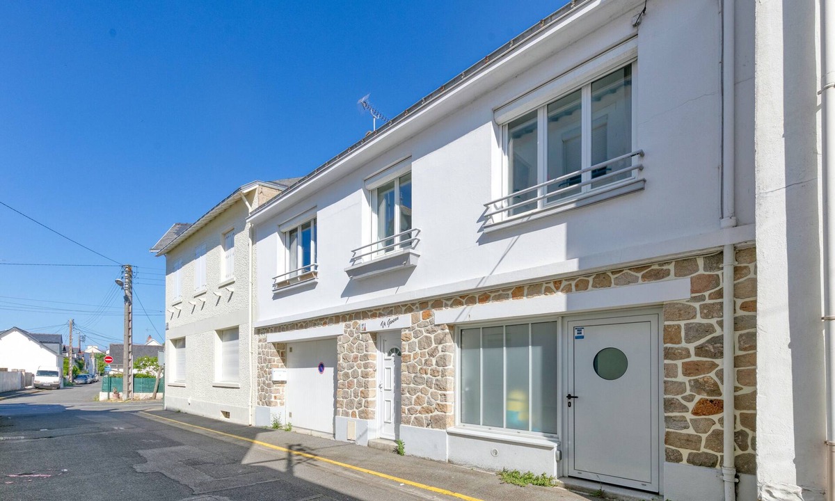 Le Pouliguen House | Holiday Home 'Maison De Famille Paisible' with Private Terrace and Wi-Fi