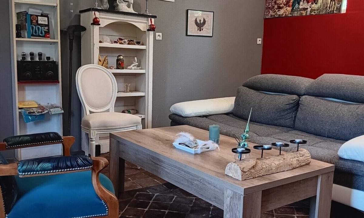 Loches House | Holiday Home 'Maison Au Bord De L'eau' with Shared Terrace, Private Garden and Wi-Fi