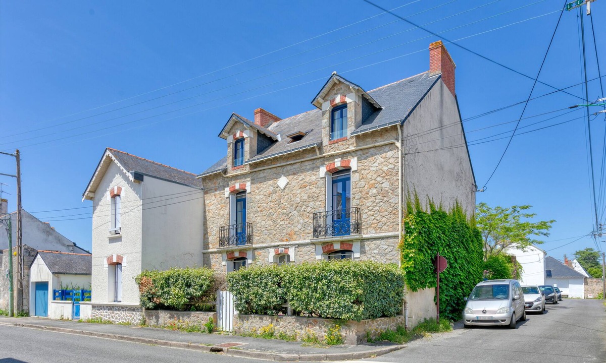 Le Croisic House | Holiday Home 'Maison Albizia' with Private Terrace, Garden, and Wi-Fi