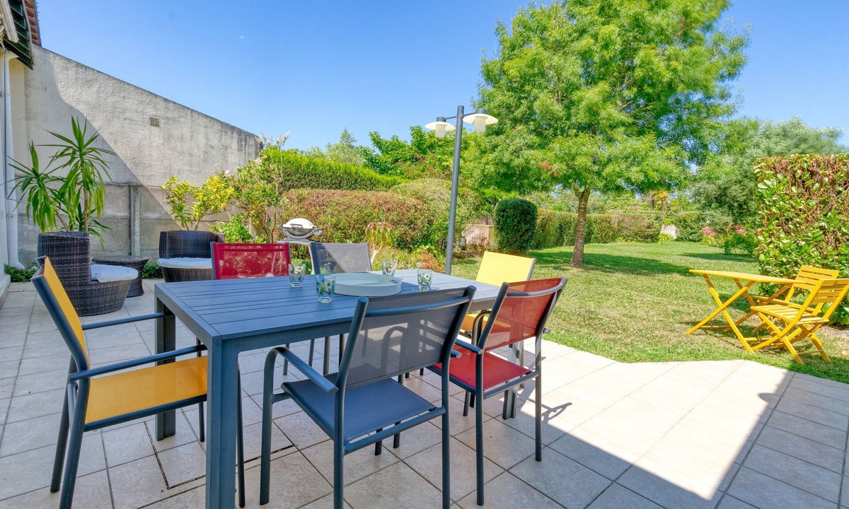 Guerande House | Holiday Home 'Maison Ker Hélène' with Private Terrace, Wi-Fi and Air Conditioning
