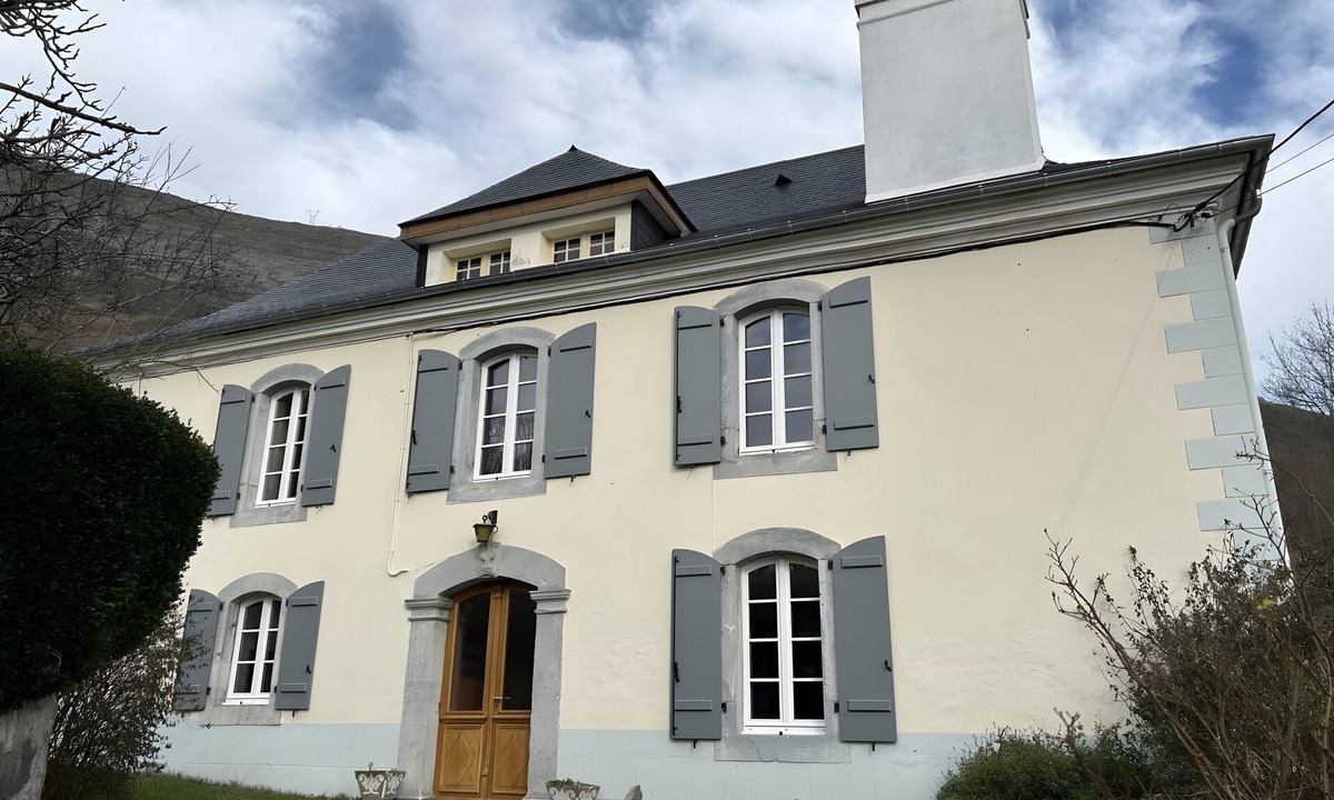 Salles House | Holiday Home 'Maison Le Pic Vert' with Mountain View, Private Terrace and Wi-Fi