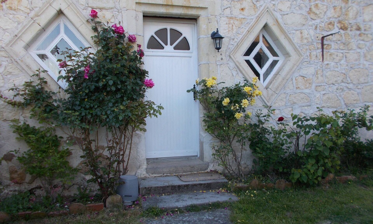 Allonnes House | Holiday Home 'Maison Ouverie' with Shared Pool, Shared Garden and Wi-Fi