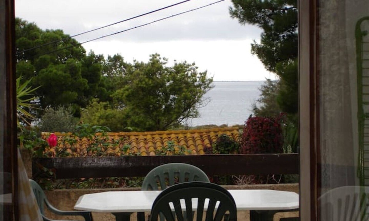Bages House | Holiday Home 'Maison Vacances Mer' with Lake View and Private Terrace