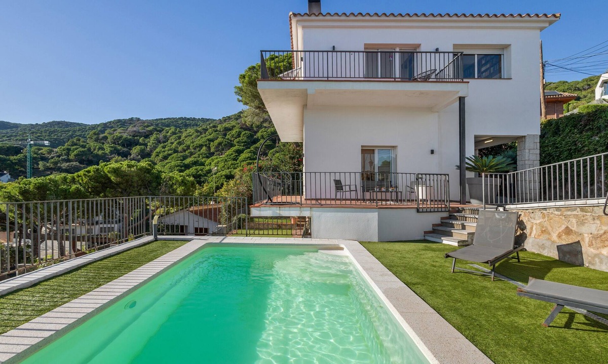 Premia de Dalt House | Holiday Home 'Marice' with Sea View, Wi-Fi & Air Conditioning