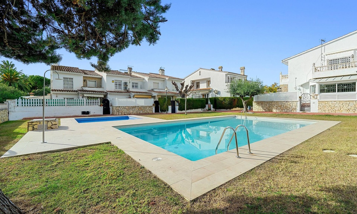 Cambrils House | Holiday Home 'Marés' with Shared Pool, Wi-Fi and Air Conditioning