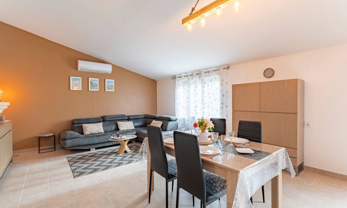 Beaucaire House | Holiday Home 'Marquet' with Private Terrace, Shared Garden and Air Conditioning
