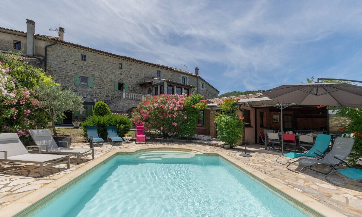 Courry House | Holiday Home 'Mas Le Bragalou' with Mountain View, Private Pool and Wi-Fi