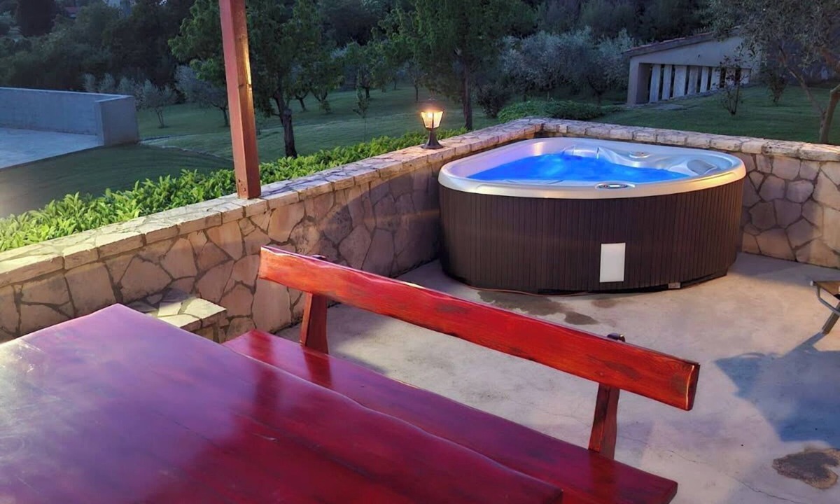 Rebici Apartment | Holiday Home Meri with jacuzzi, large yard, close to the beach