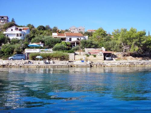 Mali Iz House | Holiday Home Mirta by Interhome